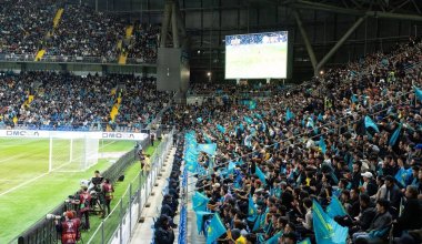 Стыд и позор: казахстанцы начали продавать бесплатные флаги со стадиона