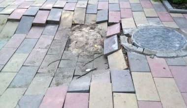 Брусчатка провалилась после ремонта тротуара в Актобе
