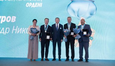Тимур Кулибаев наградил орденами олимпийских чемпионов в Алматы
