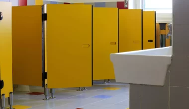 Закрытыми кабинками и бумагой планируют оснащать школьные туалеты в Казахстане
