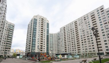 В Алматы девушка выпала из окна многоэтажки