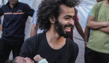 Фото бегущего отца с младенцем на руках в секторе Газа шокировало пользователей соцсетей