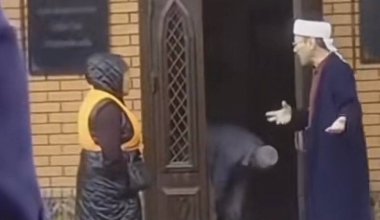 Шокирующее видео: казахстанский Имам выгнал уборщицу из мечети