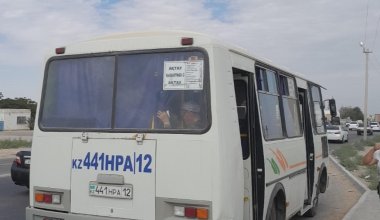Жители Актау пожаловались на старые и переполненные автобусы