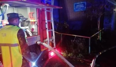 В Усть-Каменогорске электрокабель горел с первого по девятый этаж в жилом доме