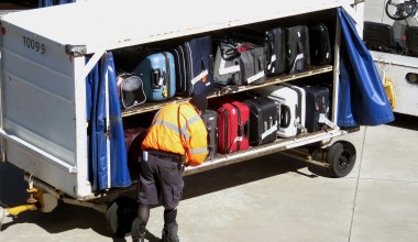 «Прилетели»: грузчики аэропорта Астаны воровали багаж у пассажиров
