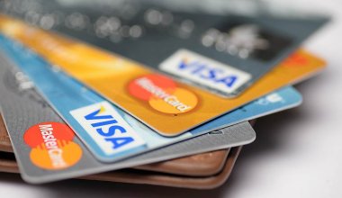 Иностранцам усложнят получение банковских карт в Казахстане