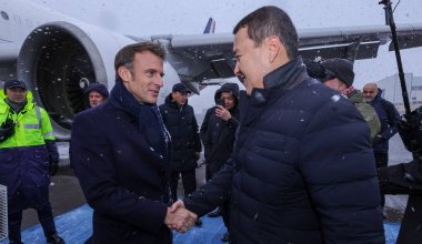 Президент Франции Эмманюэль Макрон прибыл в Казахстан