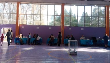 Наблюдатель на выборах акима района в Алматинской области: "Заходит меньше людей, чем выходит"