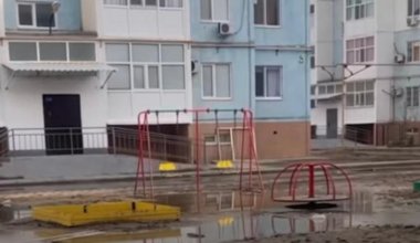Люди не могут выйти из дома: улицы Атырау затопили канализационные воды