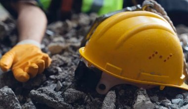 Рабочий погиб после падения с высоты на стройке в Акмолинской области