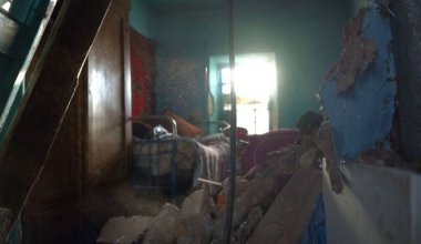 "Мне некуда идти, доченька": дом пенсионерки разрушился после прорыва канализации в Шымкенте