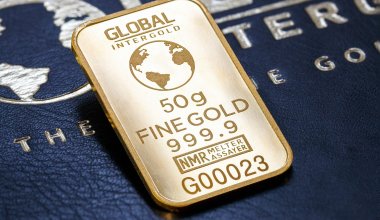 Золотые ожидания: драгметалл растёт в цене на фоне слабеющего доллара