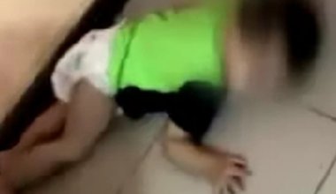 Шокирующие кадры: в Актобе малыши спали полураздетыми на полу в детсаду