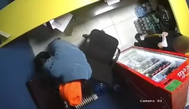 В Атырау мужчина с ножом напал на букмекерскую контору