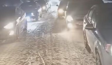 На въезде в Конаев произошёл транспортный коллапс