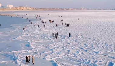 Спасатели бьют тревогу: из-за сильных морозов Каспий в Актау покрылся льдом