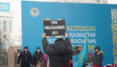 В Алматы проходит пикет активистов Oyan, Qazaqstan!