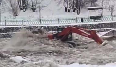 Экскаватор попал под ледово-водный паводок на реке Есентай