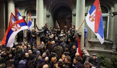 Протестующие пытаются зайти в здание городской администрации – в Сербии проходят массовые митинги