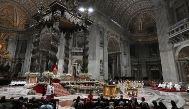 Папа Римский начал празднование Рождества с призыва к миру