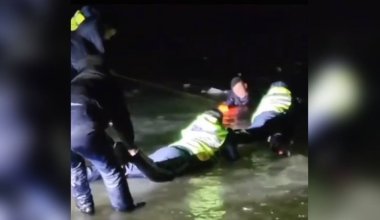 В Атырауской области полицейские спасли двух человек, провалившихся под лёд