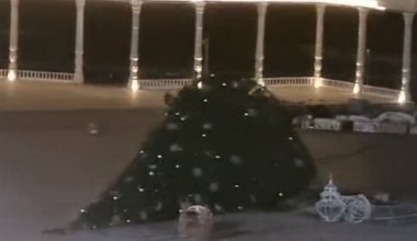 Ветром снесло главную новогоднюю ёлку в Актау