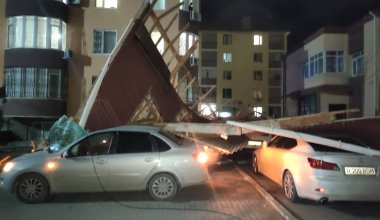 Упавшая от ветра крыша повредила шесть автомобилей в Актау