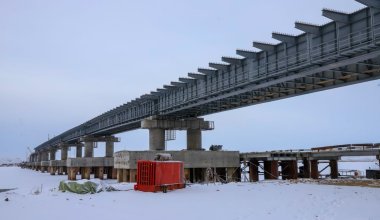 Самый протяженный в Казахстане: технологический мост соединил берега Бухтарминского водохранилища
