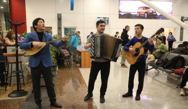 В аэропорту Астаны для ожидающих свои рейсы проводят концерты и раздают горячую еду