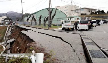 Люди под завалами: в Японии произошло новое мощное землетрясение