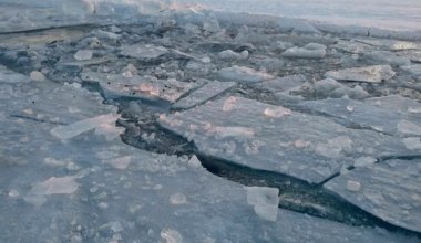 В Атырау девочка провалилась под лед