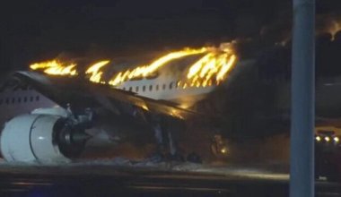 Пассажирский самолет загорелся в аэропорту Токио