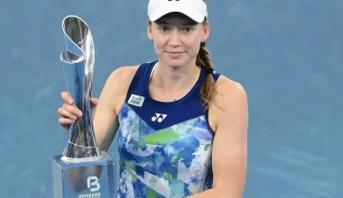 Рыбакина разгромила Соболенко в финале турнира в Австралии