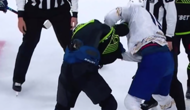 Хоккеист "Барыса" побил оппонента прямо на льду (видео)
