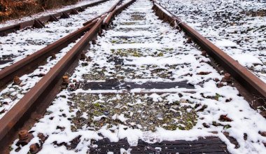 Рабочего сбил поезд: трагедия произошла на предприятии "Шубарколь комир"