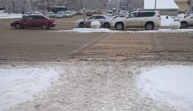 Пробки и неочищенные тротуары: снегопад обрушился на Алматы