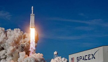 SpaceX запустила в космос корабль с туристами