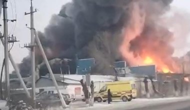 Сильный пожар произошёл в промзоне в Алматинской области