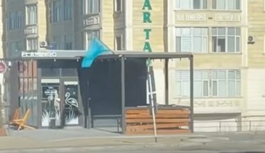 В Актау возник скандал из-за флага Казахстана