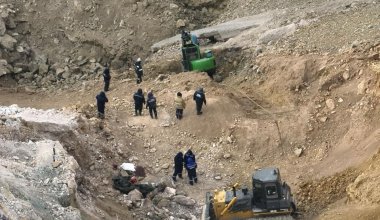 ЧП на руднике "Майкаинзолото": уже три недели спасатели ищут провалившийся автобус