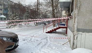 В Петропавловске крыша жилой многоэтажки частично обрушилась под тяжестью снега