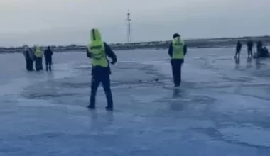 В Атырау автомобиль вместе с пассажирами ушёл под лед