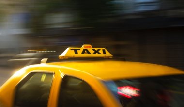 Заявила о домогательствах: пассажирка такси устроила истерику в салоне авто в Костанае