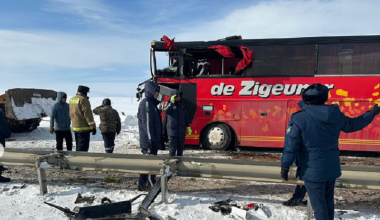4 автобуса и грузовики: 26 автомобилей столкнулись в ДТП на трассе в Жамбылской области