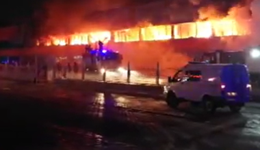 Почти 200 человек тушат пожар на крупном рынке в Семее