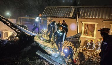 Оползень сошёл на жилые дома в Алматы - идут поиски пострадавших, в том числе детей