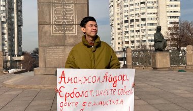 Активист вышел на пикет с требованием разрешить марш 8 марта в Алматы