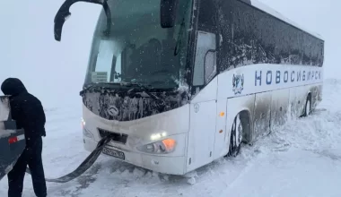 Пассажирский автобус из России застрял на казахстанской трассе