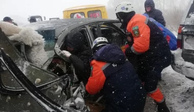 Водителя зажало в авто на трассе в Восточном Казахстане